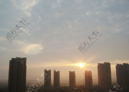 天空高楼日出景色图片
