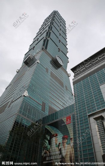 雨中台北101大楼图片