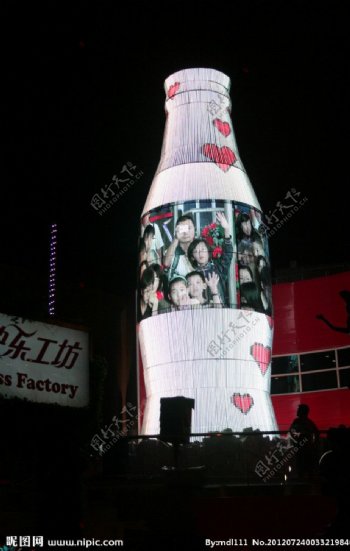 2010上海世博会大型可乐瓶建筑图片