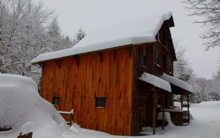 雪后的小木屋图片