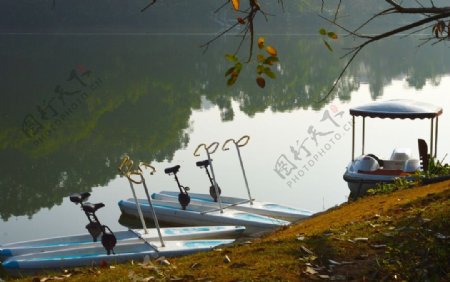 湖边停泊的游船图片
