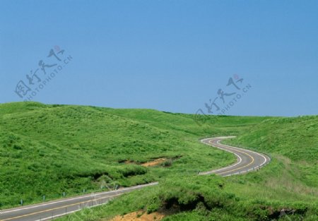 山脉绿野公路图片