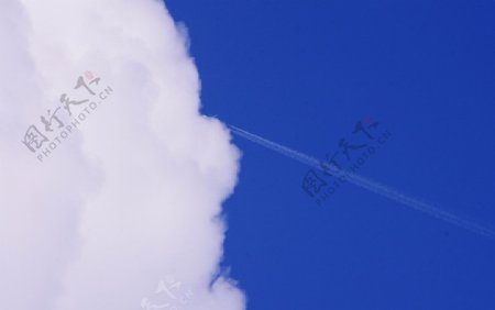 桌面蓝天飞行高入云端图片