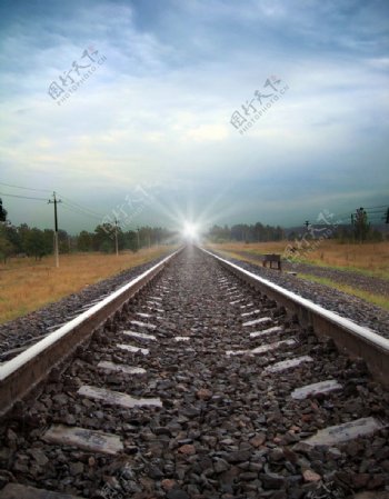 黎明笔直的铁路图片