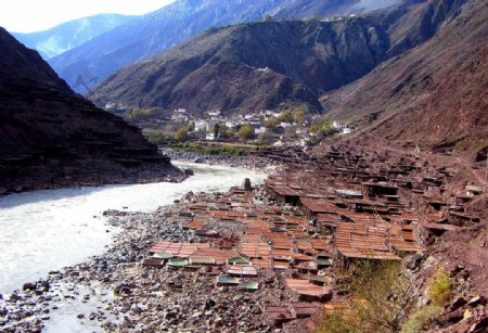 西藏古盐田图片