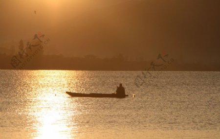 湖畔日出打渔图片