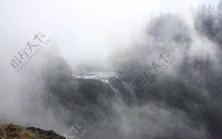 雾气缭绕的瀑布景观图片