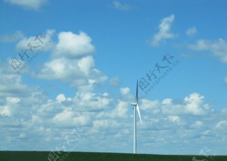 天空下的风车图片