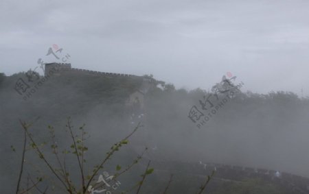 阴雨天长城图片