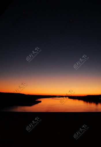 黄昏的湖面图片