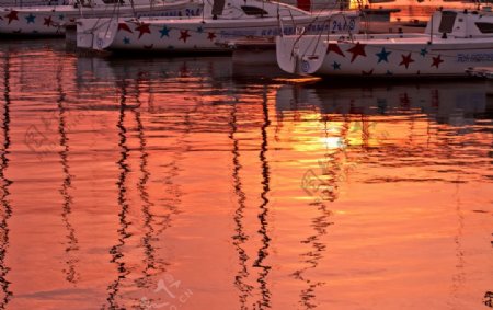 夕阳下的帆船码头图片