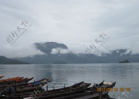 泸沽湖畔猪槽船图片