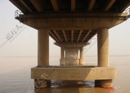 黄河大桥仰视图图片
