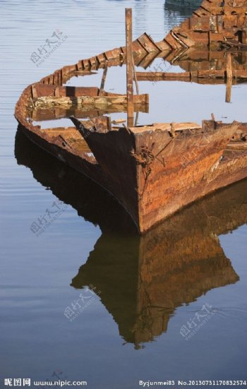 破旧的铁船图片