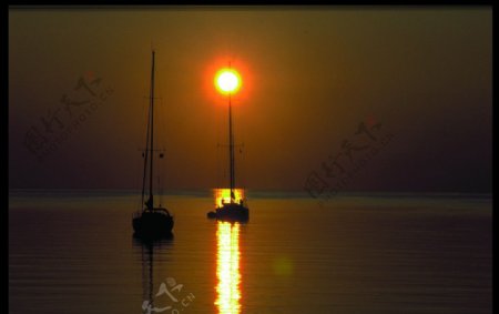 夕阳下的船图片