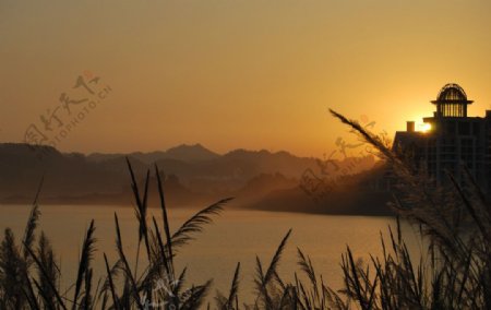 夕阳下的千岛湖图片