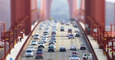 交通繁忙的大桥图片