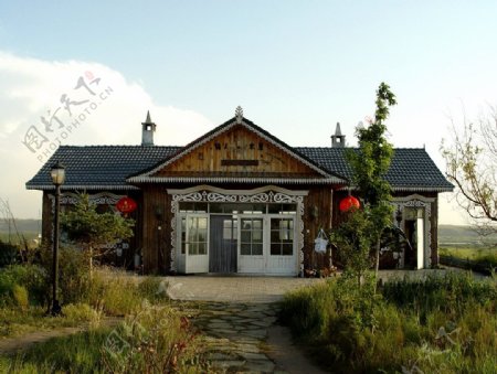 蓝天白云下的草原木屋饭店图片