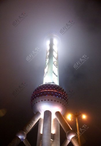 夜色中的上海东方明珠塔图片