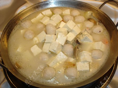 锅仔生菜鱼丸煮豆腐图片
