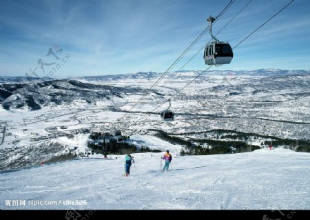 雪山缆车雪林滑雪图片