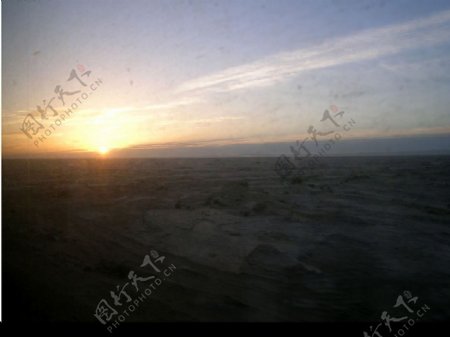 戈壁沙漠上的日出图片