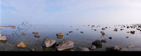 湖泊中散乱的石头图片