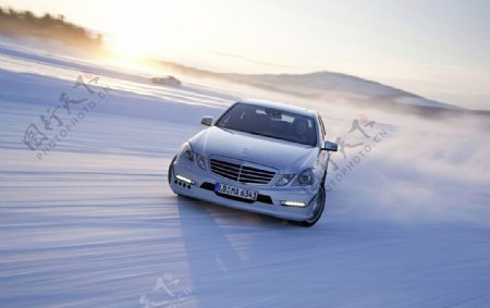雪地中的奔驰跑车图片