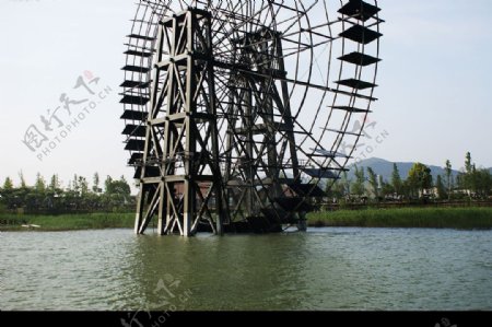 太湖湿地公园的大水车图片