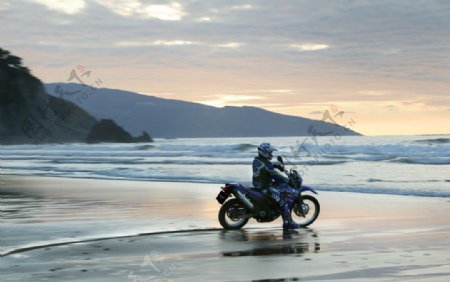 海边驰骋的摩托车图片