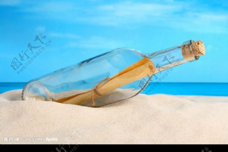 沙滩上的玻璃瓶图片