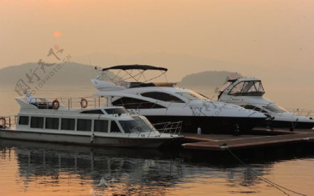游艇夕阳图片