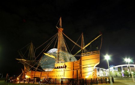 夜晚的巨型帆船图片