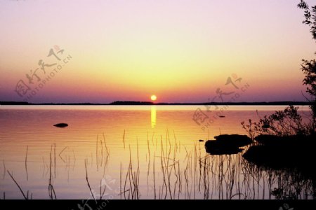夕阳西下湖光水色图片