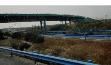 田野里的高架桥图片