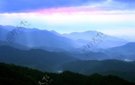 仙湖顶的早晨图片