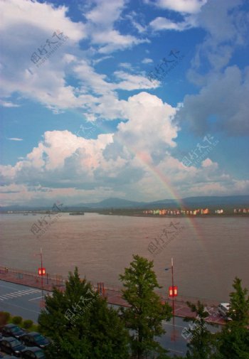鸭绿江畔彩虹飞图片