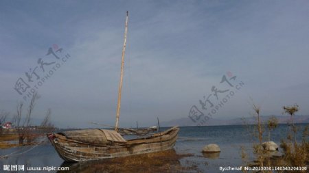 洱海边的木船图片