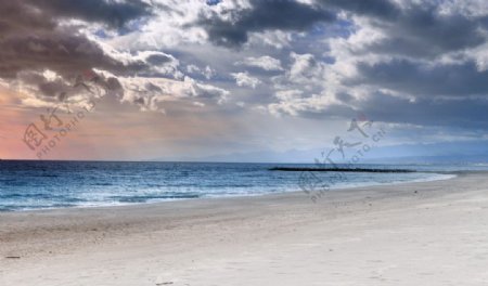 沙滩黄昏彩霞图片