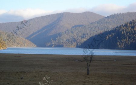 高原平湖图片