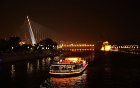 拉索桥与夜游船图片