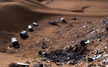 沙漠中的垃圾场2图片