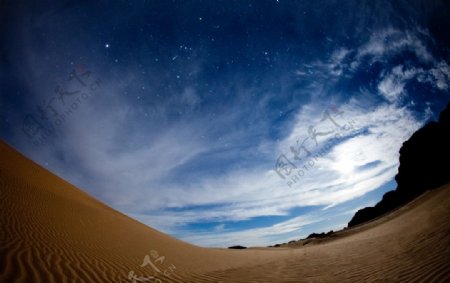 戈壁沙漠和漫天繁星图片