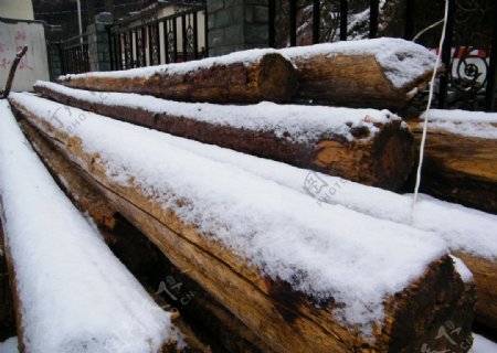 积雪的木材图片