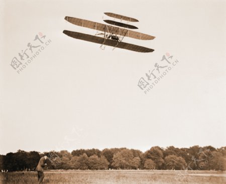 莱特兄弟驾驶飞机做人类首次飞行图片