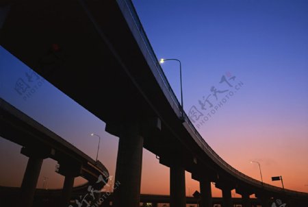 黄昏中的高架桥图片