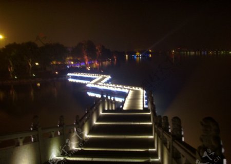 湖中夜景图片