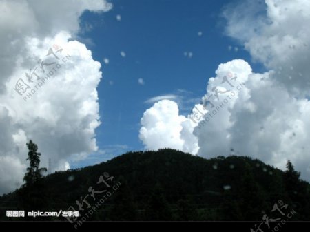 蓝天白云像人头的云图片