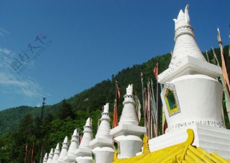 藏寨白塔图片