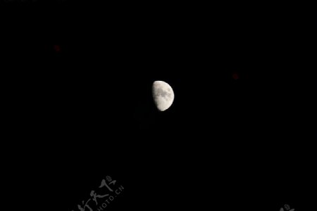 月亮表面陨坑清晰可见图片